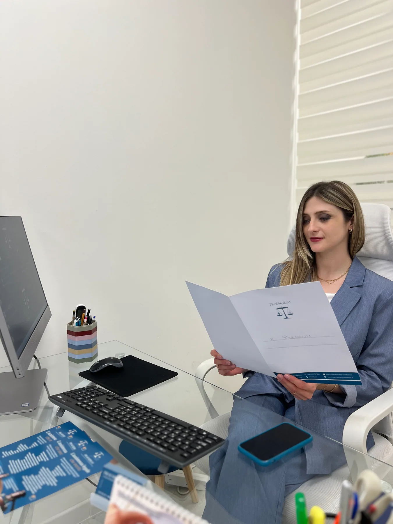 Giovanna Marzano consulta una cartellina Praesidium