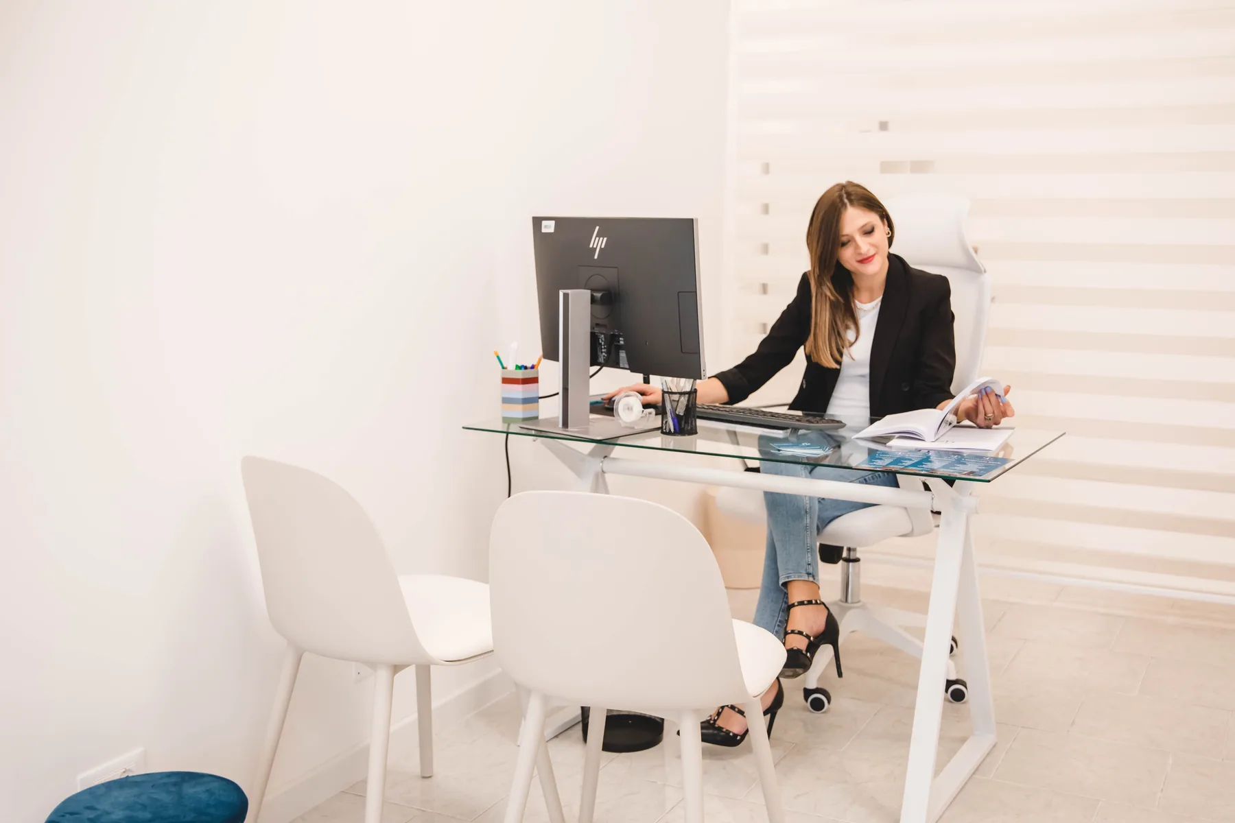 Giovanna Marzano durante il lavoro al computer