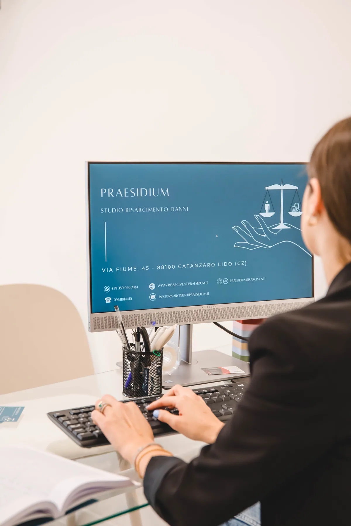 Giovanna Marzano al computer con schermata Praesidium