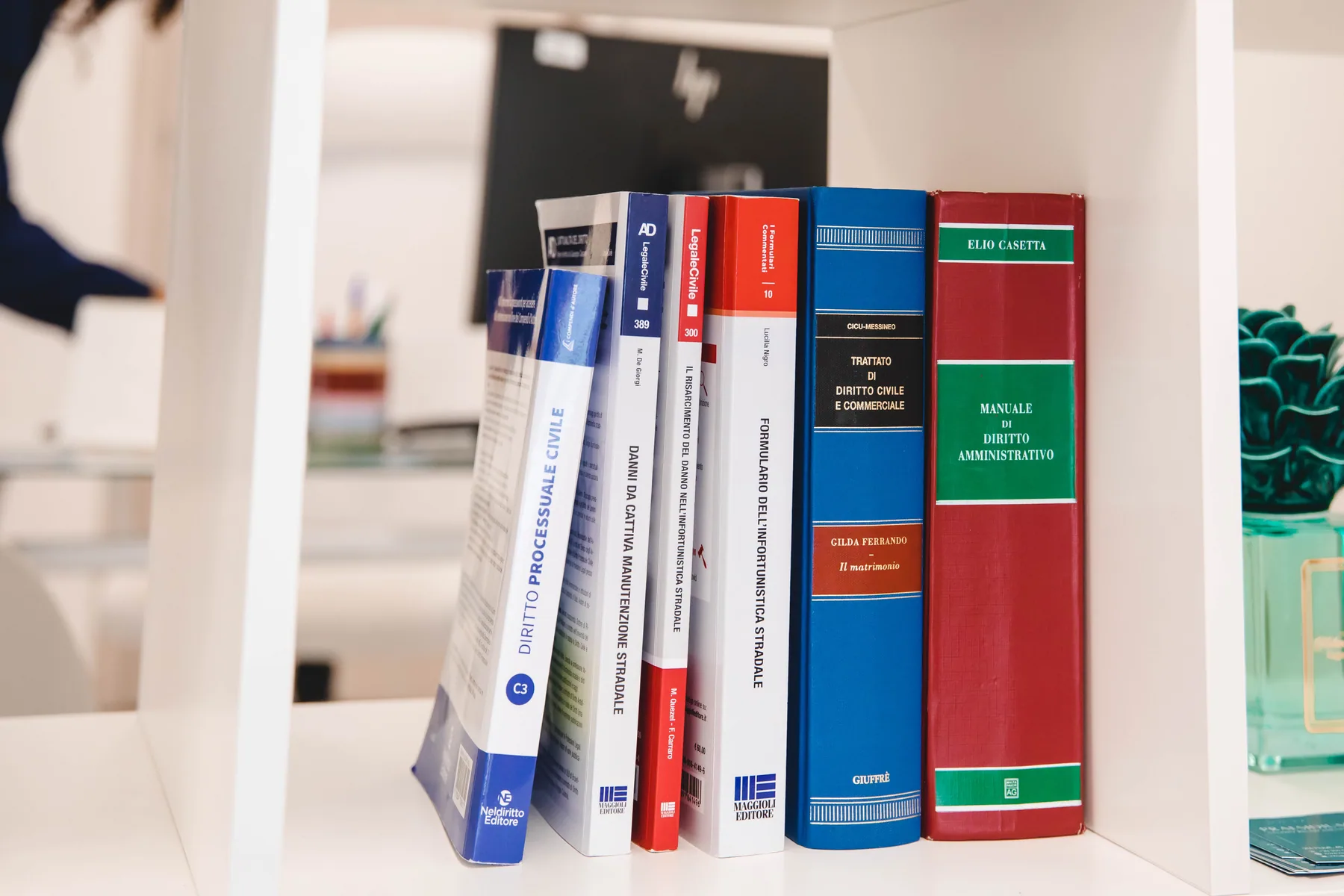 Volumi giuridici nella libreria dello studio