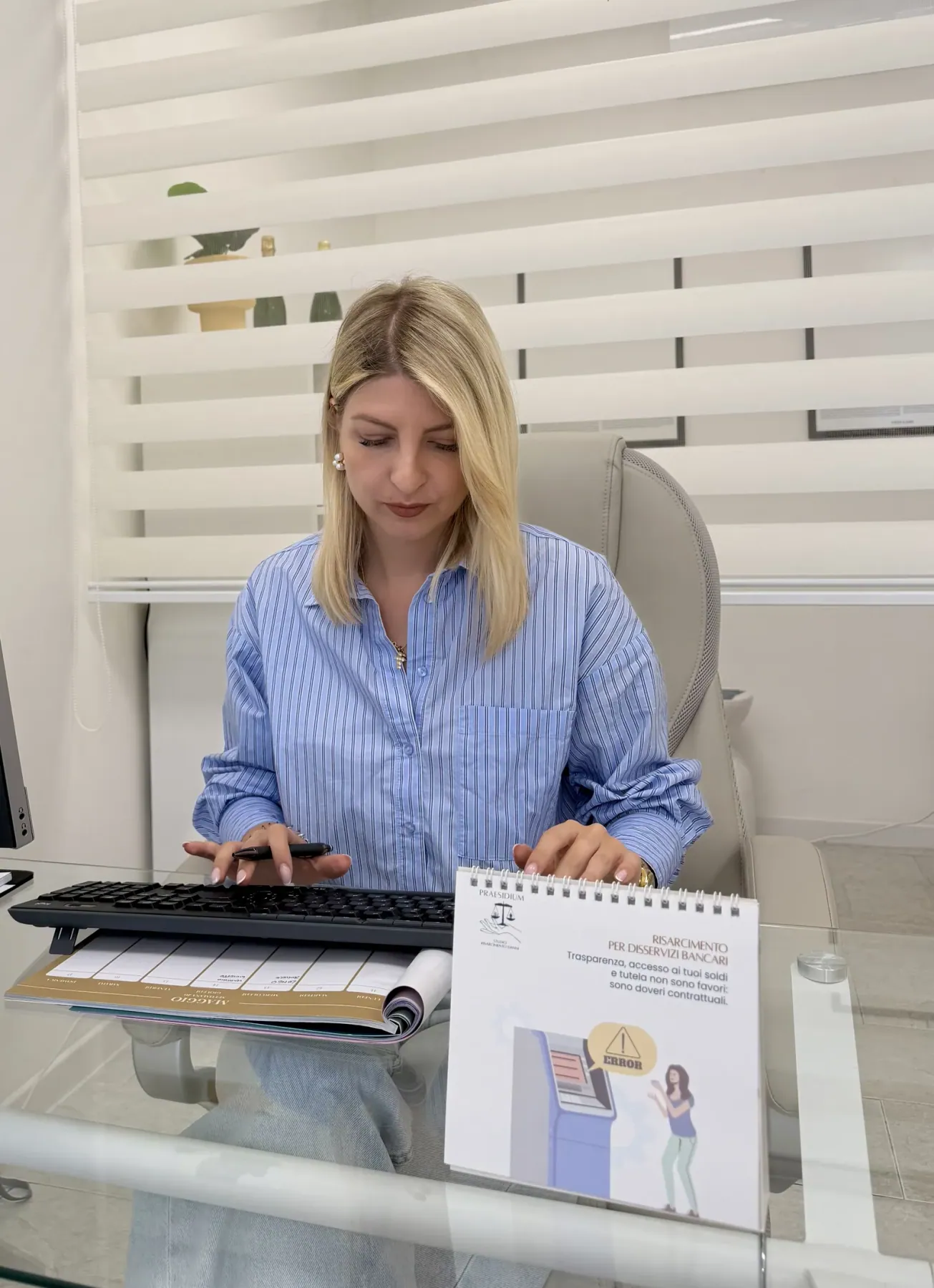 Professionista Praesidium durante il lavoro alla scrivania